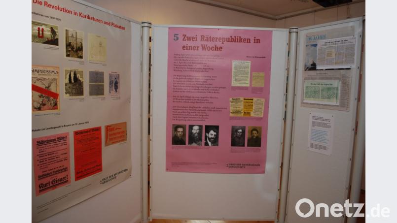 Die aktuelle Ausstellung im Vohenstraußer Heimatmuseum informiert auf vielen Schautafeln über die Geschichte der bayerischen Verfassung. Bild: tss