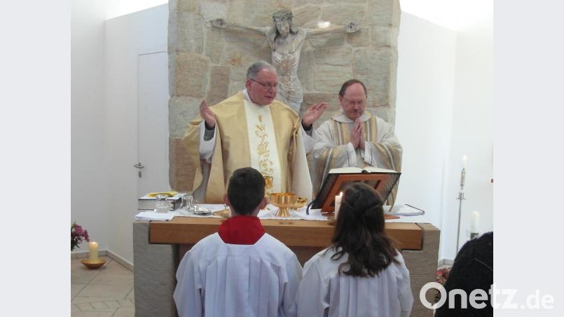 Prälat Karel Simandl und Pfarrer Heribert Stretz (von links) zelebrieren den Festgottesdienst.. Bild: hl