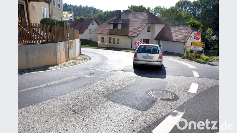 Wenn sich in der Kurve der Ortsdurchfahrt Pursruck Fahrzeuge begegnen wird es sehr eng: Wie die Engstelle allerdings beim Ausbau der AS18 gelöst werden kann, gestaltet sich schwieriger als gedacht. Bild: Stephan Huber