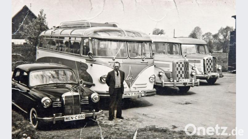 Firmengründer Stephan Kreuzer verfügte in den 50er Jahren bereits über drei Busse und ein Taxi. Die Aufnahme dürfte auf den früheren Stellplätzen in der Mooslohstraße entstanden sein. Bild: Repro: exb/Petra Hartl