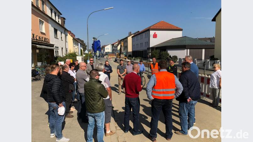 Gemeinsam mit den Stadtwerken informierte die CSU Hammerweg die Anwohnerer über den Stand der Baumaßnahmen im Stadtteil. Bild: Kunz