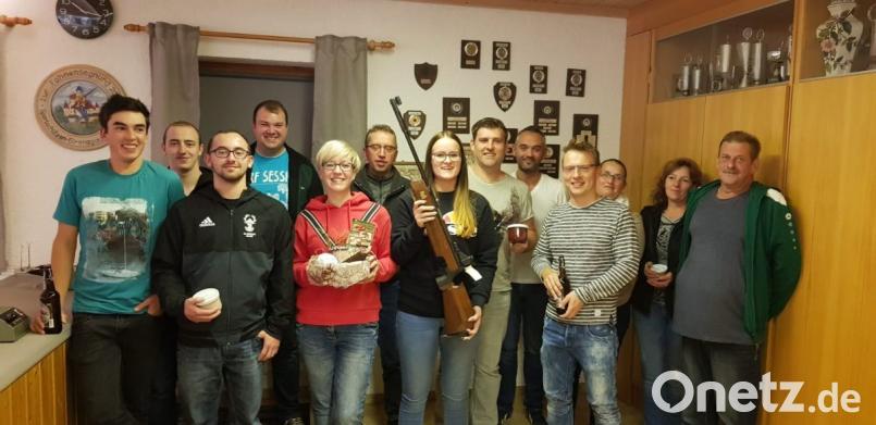 Auf dem Siegertreppchen beim Brotzeitschießen steht Julia Brenner (Fünfte von links). Bild: gz