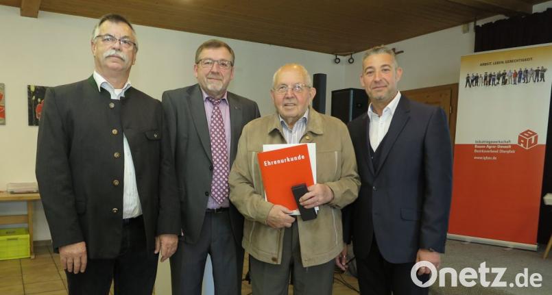 Bezirksvorsitzender Christian Lang (rechts),, sein Stellvertreter Manfred Götz (links) und Regionalleiter Karl Bauer (Zweiter von links) ehrten Konrad Meierhofer (Zweiter von rechts) aus Fensterbach für 60-jährige Mitgliedschaft bei der Industriegewerkschaft BAU. Bild: Hirsch