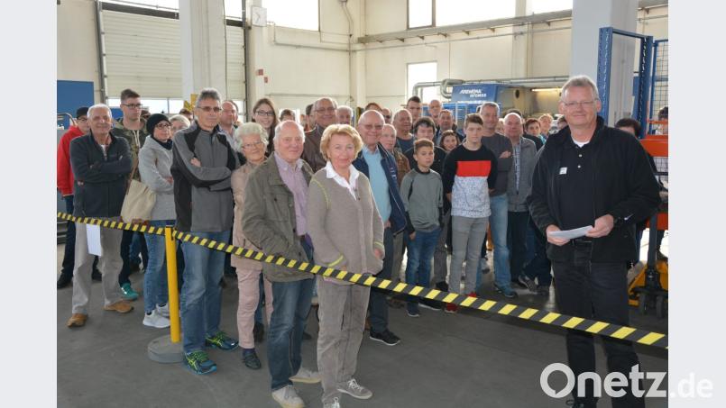 Werksleiter Robert Meißner (rechts) geleitete seine Gruppe durch die Firma Netzsch und gab Einblicke in die Abteilungen. Bild: jr