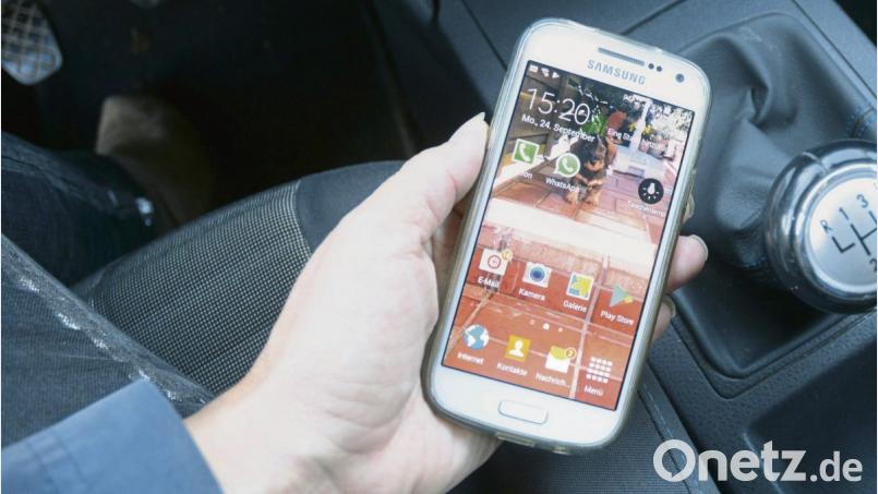 Die eine Hand am Steuer, die andere am Handy: Das kann teuer werden. Bild: Gabi Schönberger