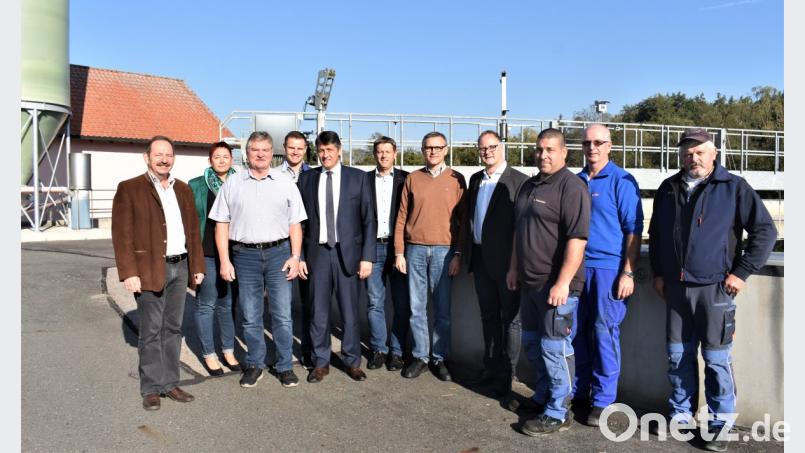 Erwin Prölß, der bisherige Leiter der Kläranlage (Dritter von links), wurde in den Ruhestand verabschiedet. Bild: rgr