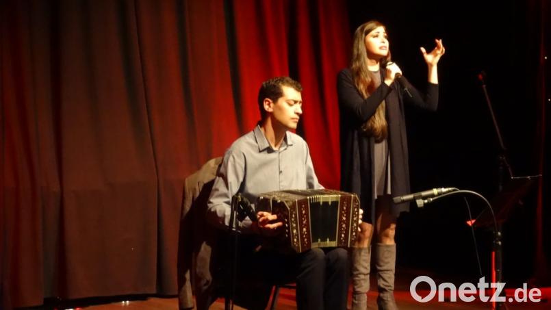 Gabriel Merlino, ein Meister am Bandoneon, und Vanina Tagini mit ihrer großen Stimme bringen den argentinischen Tango auf die Bühne im Capitol. Bild: hka