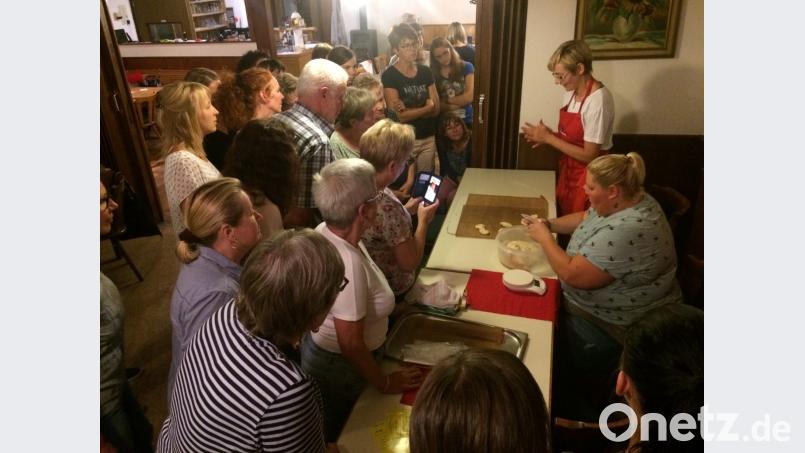 Wie kommen die Kücheln in Form? Das ist eine Aufgabe, die Referentin Claudia Bruckner scheinbar mühelos erledigt, die aber bei den Kursteilnehmern für großes Gelächter sorgt, weil es nicht immer so perfekt gelingt. Bild: ela