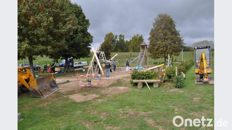 Generalsanierung und Neugestaltung des SV-Kinderspielplatzes kommt auch schweres Gerät zum Einsatz. Bild: ak