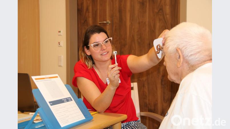 Die Sehüberprüfung zeigt: Oftmals schätzen die Bewohner ihr Sehvermögen besser ein, als es tatsächlich ist. Bild: Blindeninstitutsstiftung