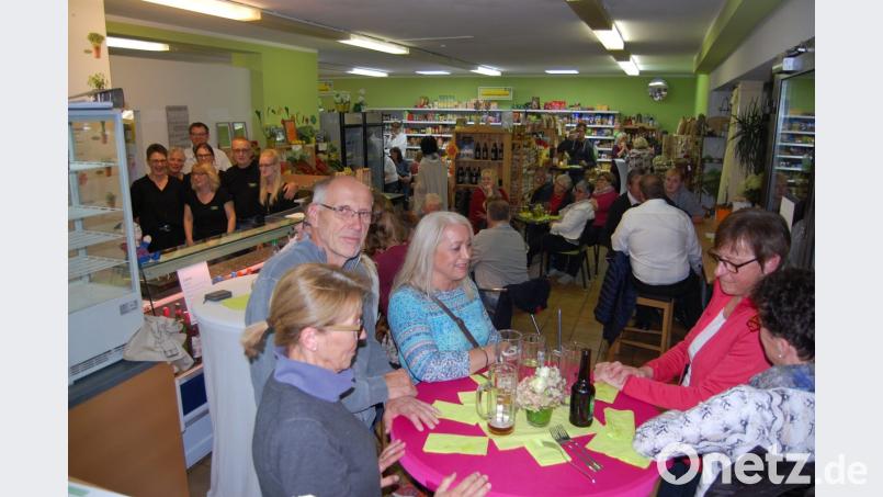 Über 70 Gäste ließen sich auf Einladung von Rita Spranger und ihrem Team (hinten links) zum Geburtstag des Dorfladens von Stefan Forster (hinten, Dritter von links) mit „Regionalem Fingerfood“ verwöhnen. Bild: grm