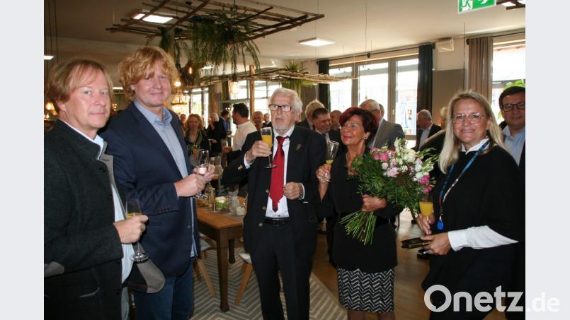 Die Familie ist Siegfried Pürner wichtig. Auf seinen 80. Geburtstag stoßen am Freitag die Söhne Christoph und Marcus sowie Gattin Rosi und Tochter Yvonne (von links) an. Bild: fpoz
