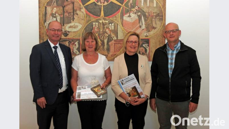 Für 40 Jahre Reinschrift des Pfarrbriefes werden Regina Frischholz (Zweite von rechts) und für 25 Jahre Tätigkeit in der Pfarrbücherei, Marlene Spitzkopf, von Pfarrer Heribert Englhard (links) geehrt. Kirchenpfleger Hans-Jürgen Federl präsentiert die Zahlen und Bilder zur Kirchenrenovierung. Bild: Dobmeier