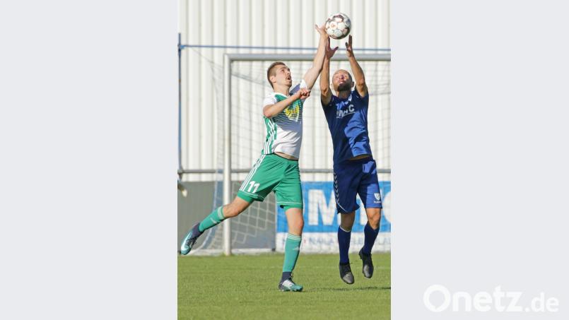 Handball? Volleyball? Fußball! Mitterteichs Marco Kießling (links) musste beim Sieg in Selbitz all seine Fähigkeiten am Ball auffahren. Gegen Baiersdorf wollen die Stiftländer endlich auch zu Hause glänzen. Bild: Wiedel
