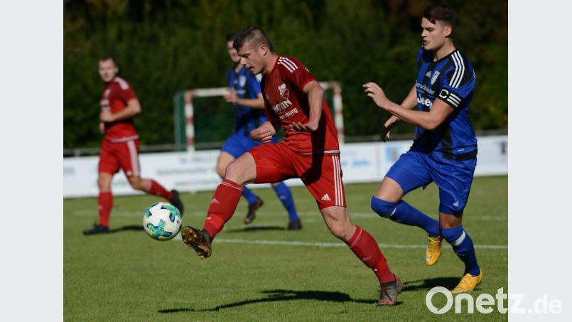 Nicolas Schmid (rotes Trikot) und die Pfreimder erwarten am Sonntag den TSV Bad Abbach. Bild: ham