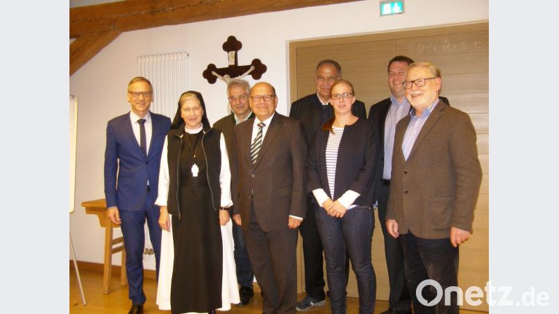 Neu formiert hat sich die Spitze des Kuratoriums der Stiftung Kultur- und Begegnungszentrm Abtei Waldsassen. Von links Vorsitzender des Stiftungsvorstands und Bürgermeister Bernd Sommer, Sitftungsratsvorsitzende Äbitssin Laetitia Fech, Karl Haberkorn, Toni Hinterdobler, Christoph Goppel, Johanna Härtl, Tobias Appl und Ludwig Spreitzer. Bild: pz
