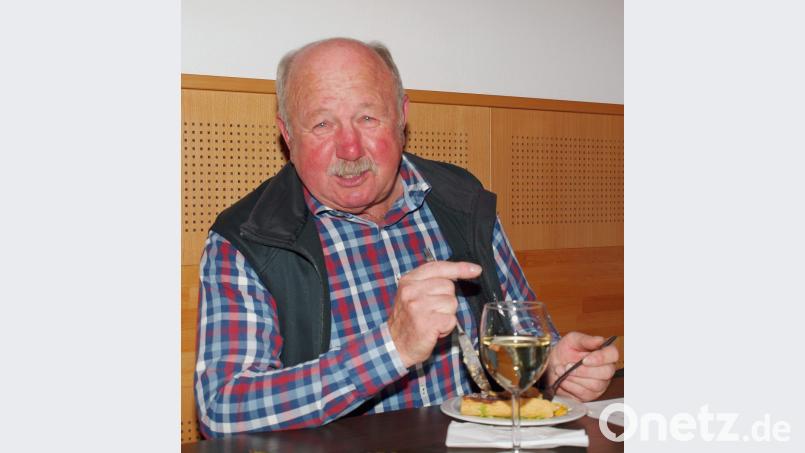 Bei einem Glas Wein, deftiger Brotzeit und einem guten Ratsch kann Sepp Reindl sogar seine Bienen vergessen. Bild: sön