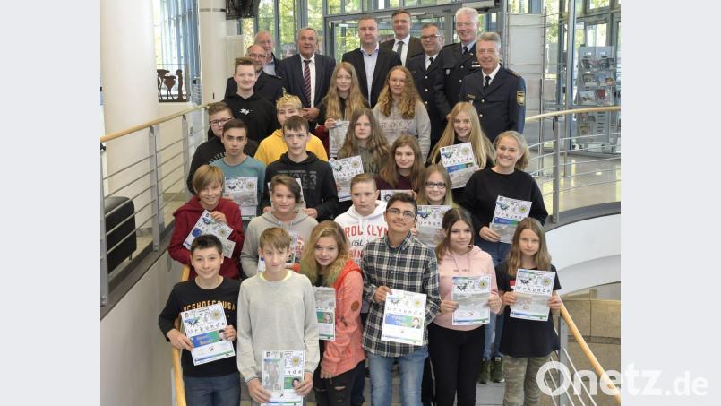 Stolz präsentieren die 23 neuen Schulwegbegleiter ihre Urkunden. Bild: Hartl