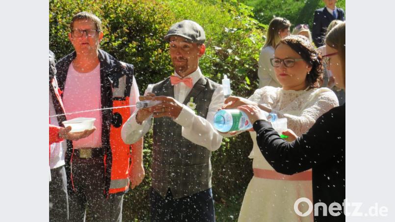 Mit Spritzen versuchen Franziska und Michael eine Becherpyramide zum Einsturz zu bringen. Bild: exb