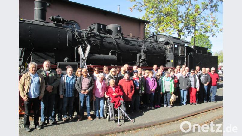 Gruppenbild vor einer Henschel-Lok aus dem Jahr 1919: Der Rauchclub besucht das Deutsche Dampf-Lokomotiv-Museum. Bild: km