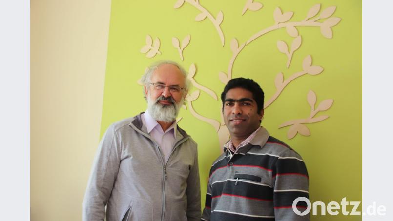 Pfarrer Heinrich Rosner (links) und Pfarrvikar Joseph Kokkoth sind noch immer ganz erstaunt, wie groß die Spendenbereitschaft war, als es um Hilfe für Kokkoths indische Heimat ging. Sie war durch Überschwemmungen stark in Mitleidenschaft gezogen worden. Bild: Dobler