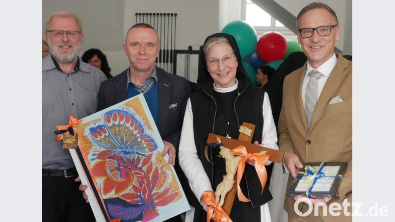 Zur Eröffnung der Physiotherapiepraxis Gerhard Grüner (Zweiter von links), segnete Pater Benedikt Leitmayr (links) die neuen Räume. Äbtissin Laetitia Fech und Bürgermeister Bernd Sommer lobten das gelungene Projekt und überreichten Geschenke. Bild: tr