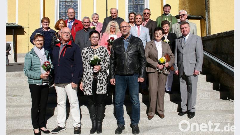 Neun Paare feiern Ehejubiläum. Den Festgottesdienst in der katholischen Pfarrkirche &quot;Sankt Michael&quot; gestaltet Pfarrer Maximilian Roeb (hinten rechts). Bild: wro