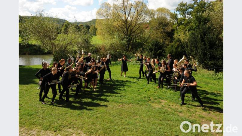 Hauptsache bunt ist das Motto des Landesjugendposaunenchors, der am Sonntag, 14. Oktober, in Floß ein Konzert gibt. Die Bläser aus ganz Bayern, die die Tage zuvor mit dem Chefdirigenten der Sächsischen Bläserphilharmonie auf Burg Trausnitz an ihrem Programm feilen, wollen zeigen, welche Klangfarben sie ihren Instrumenten entlocken können. Bild: exb