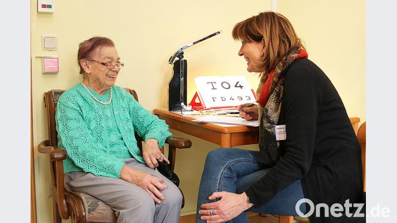 Im Anamnesegespräch mit sehauffälligen Bewohnern wird auch geklärt, wie lange der letzte Besuch beim Augenarzt zurückliegt – in vielen Fällen mehrere Jahre. Bild: Blindeninstitutsstiftung