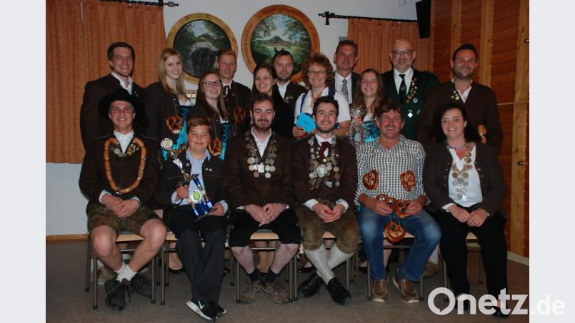 Die Gewinner des Königsschießen und der Vereinsmeisterschaft der Eichenlaubschützen Meerbodenreuth. Gauschützenmeister Wolfgang Weiß und Bürgermeister Ernst Schicketanz (hinten, von rechts) gratulieren. Schützenmeister Christian Reichl (sitzend, Dritter von rechts) freut sich über die gute Beteiligung. Bild: adj