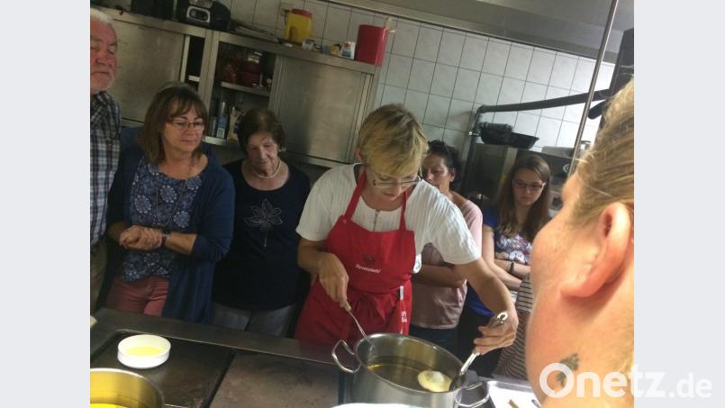 Das Ausbacken der Kücheln braucht Übung und Routine. Bild: ela