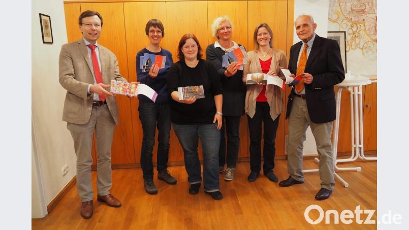 Das EBW Weiden stellt zum letzten Mal das Herbst-/Winterprogramm vor. Mit dabei bei der Vorstellung (von links) Dekan Wenrich Slenczka, Pressesprecherin Susannne Götte, EBW-Weiden-Vorsitzende Christina Ponader, Geschäftsführerin Bettina Hahn, Anne Utz und Pfarrer Herbert Sörgel. Bild: Bühner