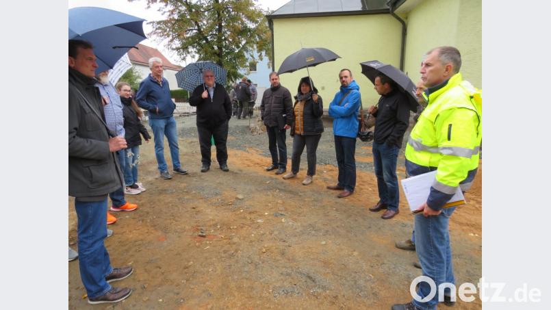Bürgermeister Ernst Schicketanz und die Gemeinderäte informierten sich über den Stand der Bauarbeiten am alten Pfarrplatz. Bild: adj