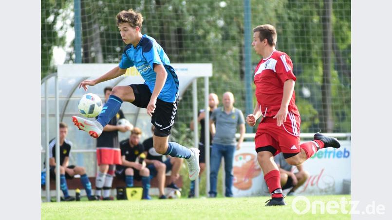 Mit der Rückkehr von Tobias Sammüller (links, Szene aus der Partie gegen den FSV Bayreuth) verknüpft FC-Trainer Udo Schnurrer große Hoffnungen vor dem Derby gegen den SV Poppenreuth. Bild: Schrems