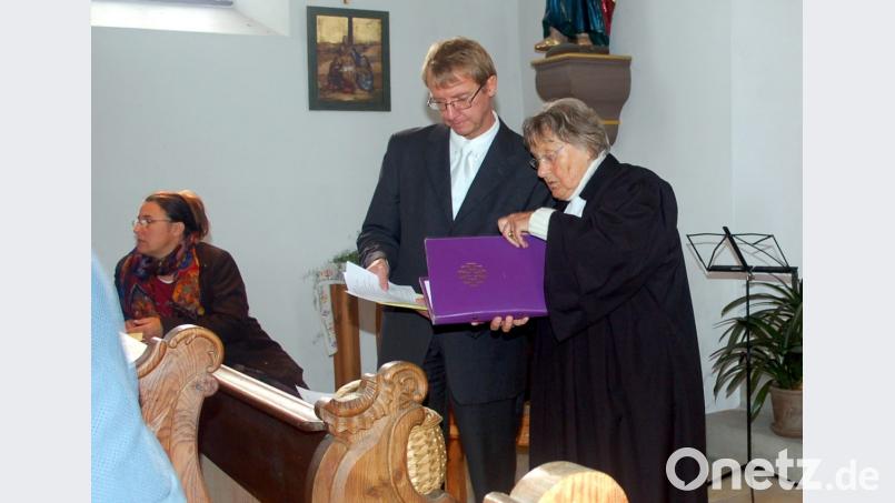 Die Beauftragte der evangelischen Landeskirche, Gunhild Stempel, übernahm mit Pfarrer Albrecht Stammler (von rechts) wesentliche Teile des ökumenischen Gottesdienstes zum &quot;Tag der deutschen Einheit&quot;. Bild: fjo