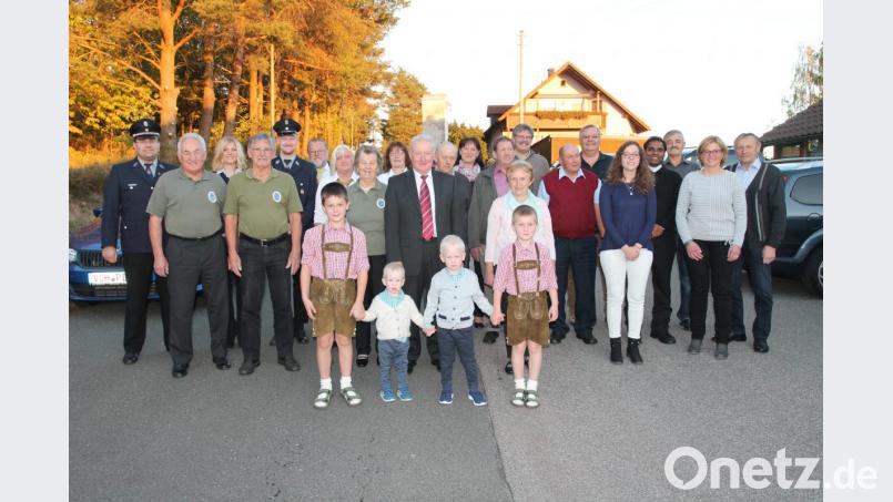 Erwin Völkl (Mitte) freut sich über die vielen guten Wünsche zum 70. Geburtstag. Bild: pi