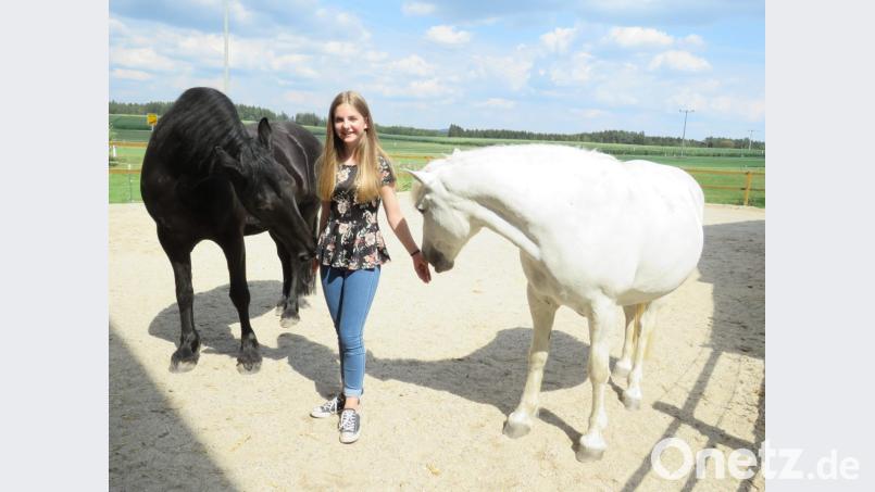 Luisas zweites großes Hobby sind die Pferde Paula und Amy. Auch den vierbeinigen Freunden singt sie mitunter vor. Bild: ubb