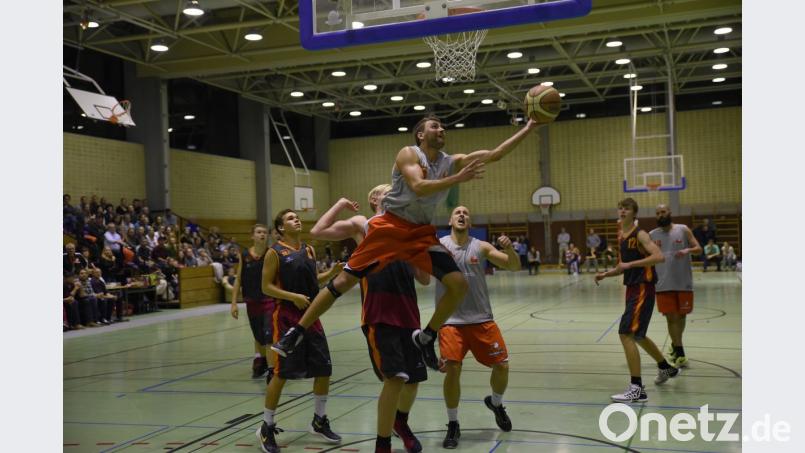 Auf Routinier Tobias Merkl, den letzten verbliebenen Spieler der „Goldenen Generation“ im Regioteam der Neustädter Basketballer, ruhen die Hoffnungen. Er soll das junge Team führen und anleiten. Bild: Tobias Schwarzmeier