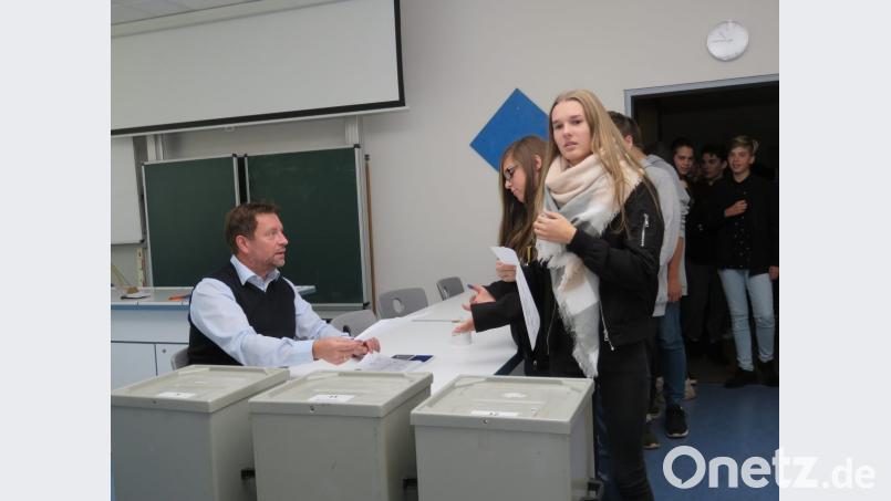 Drei Wahlurnen stehen zur Verfügung. Diesmal aber wird eigentlich nur eine benötigt, denn die jungen Leute bekommen nur einen Wahlzettel mit den jweiligen Parteien. Bild: ubb