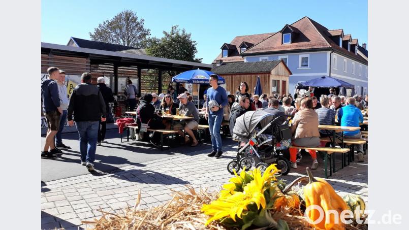 Das Kürbisfest in Schwarzenbach ist bei strahlendem Wetter ein Publikumsmagnet. Bild: myd