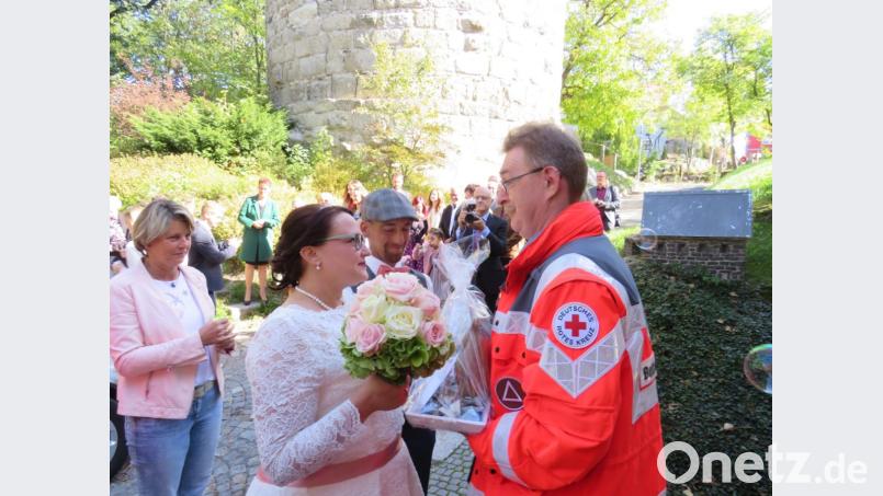 BRK Bereitschaftsleiter Rüdiger Ubrig (rechts) gratuliert Franziska Ascherl und Michael Bablitschky zur Hochzeit.
  Bild: exb