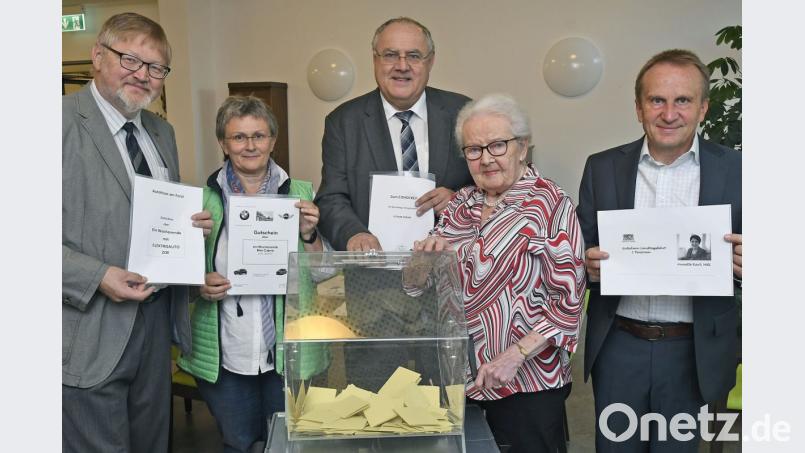 Heimleiter Diakon Wolfgang Reuther, Haussekretärin Elfriede Stoppe, Verwaltungsrat der Diakonie Lothar Höher, Heimbeiratsvorsitzende Anneliese Hein und Geschäftsführender Vorstand des Diakonischen Werks Weiden, Diakon Karl Rühl (von links) ziehen die Gewinne. Bild: Hartl