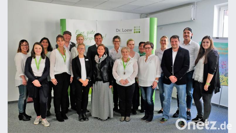 Die Jugendbetreuung von Dr. Loew feierte Jubiläum. Im Bild Geschäftsführerin Sandra Loew (Mitte, mit Tuch), dahinter Bereichsleiter Klaus Meierhöfer, rechts neben ihm Einrichtungsleiterin Ramona Scheunemann mit Mitarbeitern aus den verschiedenen Wohngruppen. Bild: twi