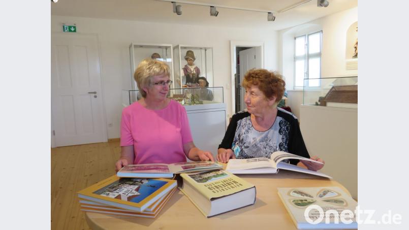 Brigitte Hoffmann und Rosa Schöner (von links) schmökern gerne in der Bücherecke des Museums. In der Literatur ist viel Wissenswertes über den tschechischen Grenzraum und seine wenig schöne Vergangenheit zu finden. Bild: ubb
