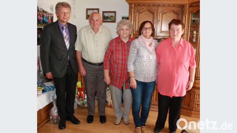 Neben Bürgermeister Lothar Müller erhielt der Jubilar Wilhelm Schedl auch Glückwünsche von seiner Gattin Frieda Schedl, seiner Tochter Angelika Haas sowie Mesnerin Anneliese Müller. Bild: lk