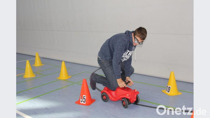 Anhand der Rauschbrillen erlebten die Schüler am Aktionstag die Auswirkungen von Drogen- und Alkoholkonsum sehr eindrücklich. Mit Rauschbrille wurde eine kinderleichte Bobbycarrallye zur schwierigen Aufgabe. Bild: ads