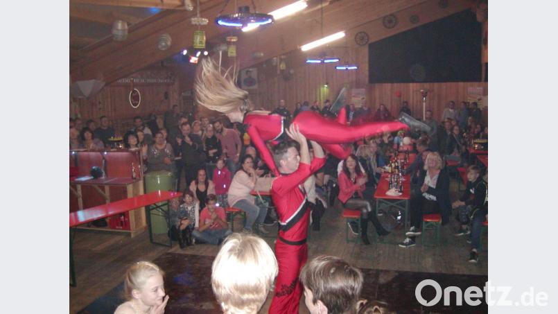 Mit Hebefiguren zu flotter Musik begeistern die Rock ’n&#039; Roll-Tänzer der „Chili Rockers“ die Gäste der Zwickl-, Oldie- und Schlager-Party. Bild: Kreuzer, Tom