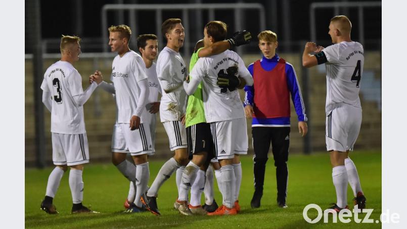 Weidener Jubel nach dem Schlusspfiff: Mit dem dritten 1:0-Heimsieg in Folge feierte die SpVgg SV einen wichtigen Dreier im Verfolgerduell gegen den SV Fortuna Regensburg. Bild: Alfred Schwarzmeier