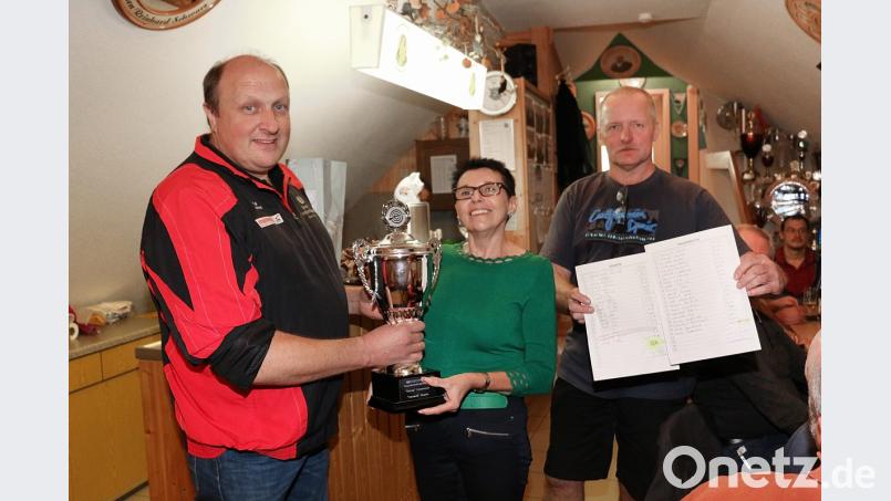 Der Freundschaftswettkampf zwischen den Schützenvereinen Frauenreuth und Siegritz sorgt für viel Heiterkeit. Den großen Wanderpokal erkämpfen sich in diesem Jahr die Frauenreuther Sportschützen. Im Bild von links Schützenmeister Bernhard Wenning, Schützenmeisterin Edeltraud Kaßeckert und Sportleiter Bernhard Stock. Bild: bsc