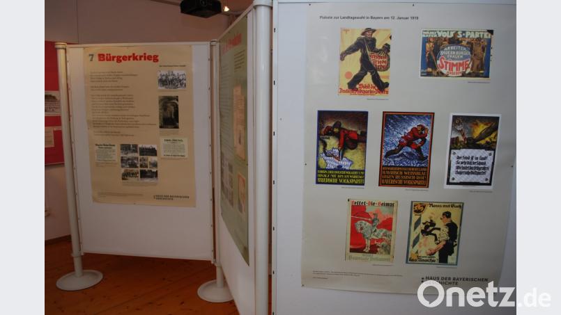 Die aktuelle Ausstellung im Vohenstraußer Heimatmuseum informiert auf vielen Schautafeln über die Geschichte der bayerischen Verfassung. Bild: tss